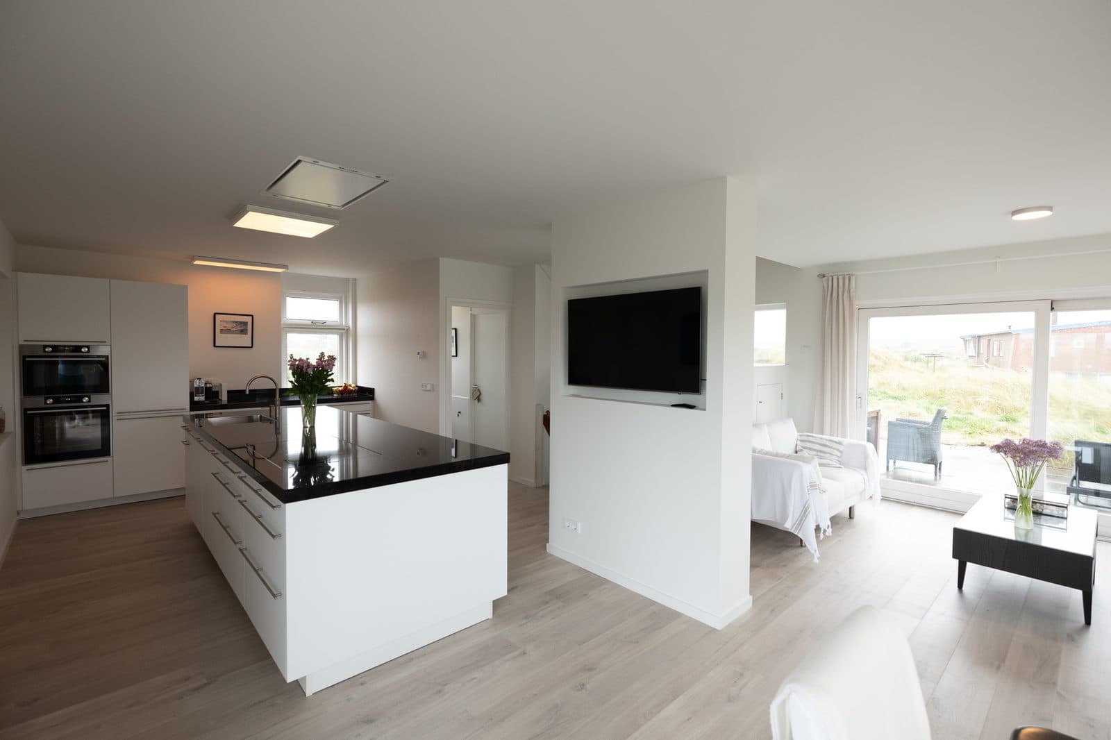 Lichte woonkamer vakantiehuis Apenstaartje Terschelling, verhuur Midsland aan Zee