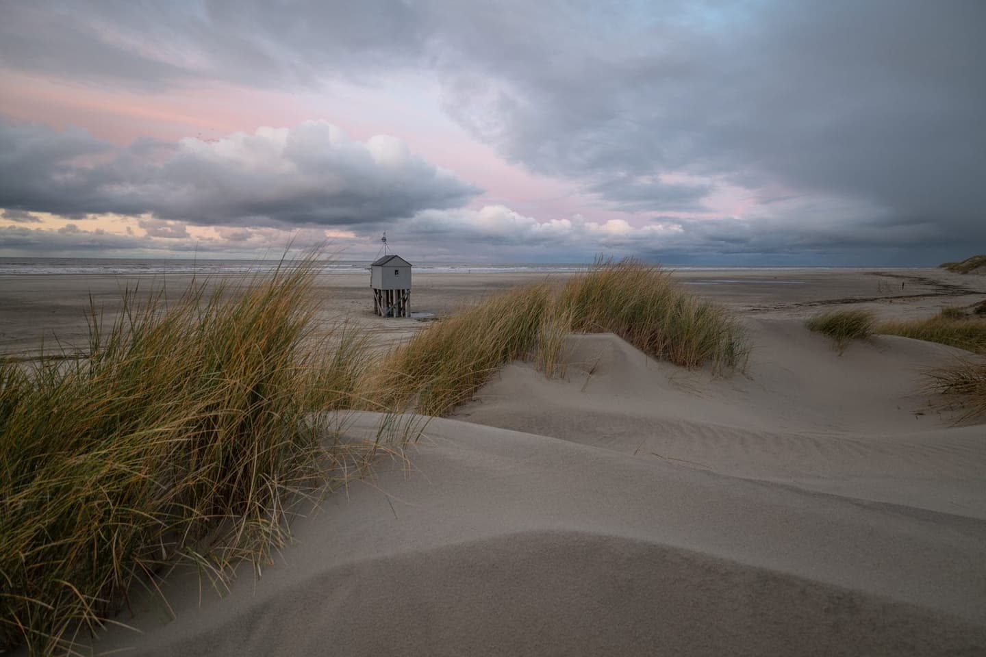 Breed strand Terschelling, op loopafstand van vakantiehuis Duinhuis