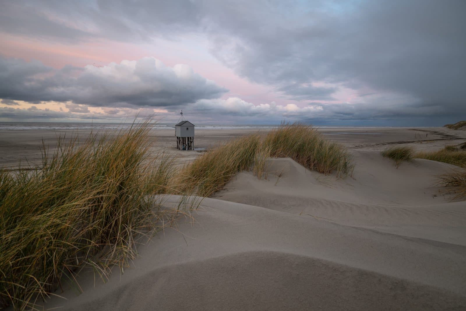 Breed strand Midsland aan Zee Terschelling, op 5 minuten loopafstand van vakantiehuis Apenstaartje