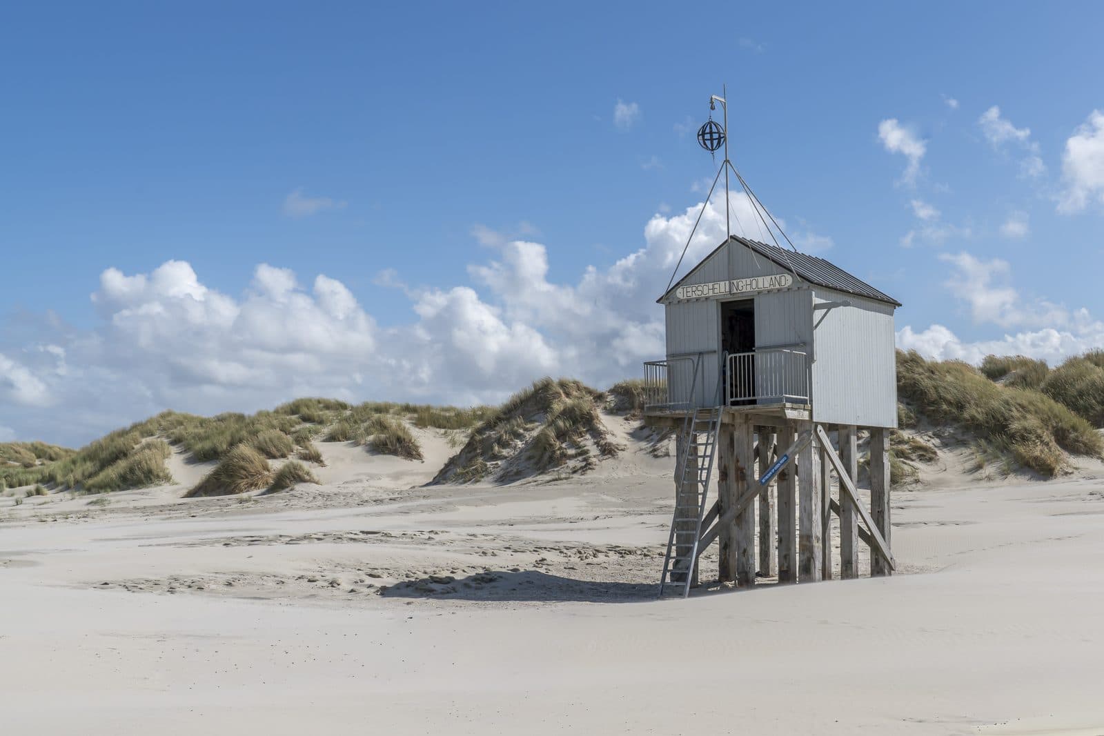 Strand bij Midsland aan Zee nabij Elements strandpaviljoen Terschelling