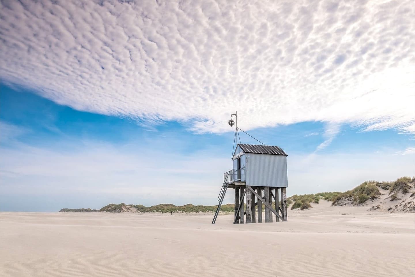 Strand Terschelling bij bewolkte lucht, Waddeneiland omgeving