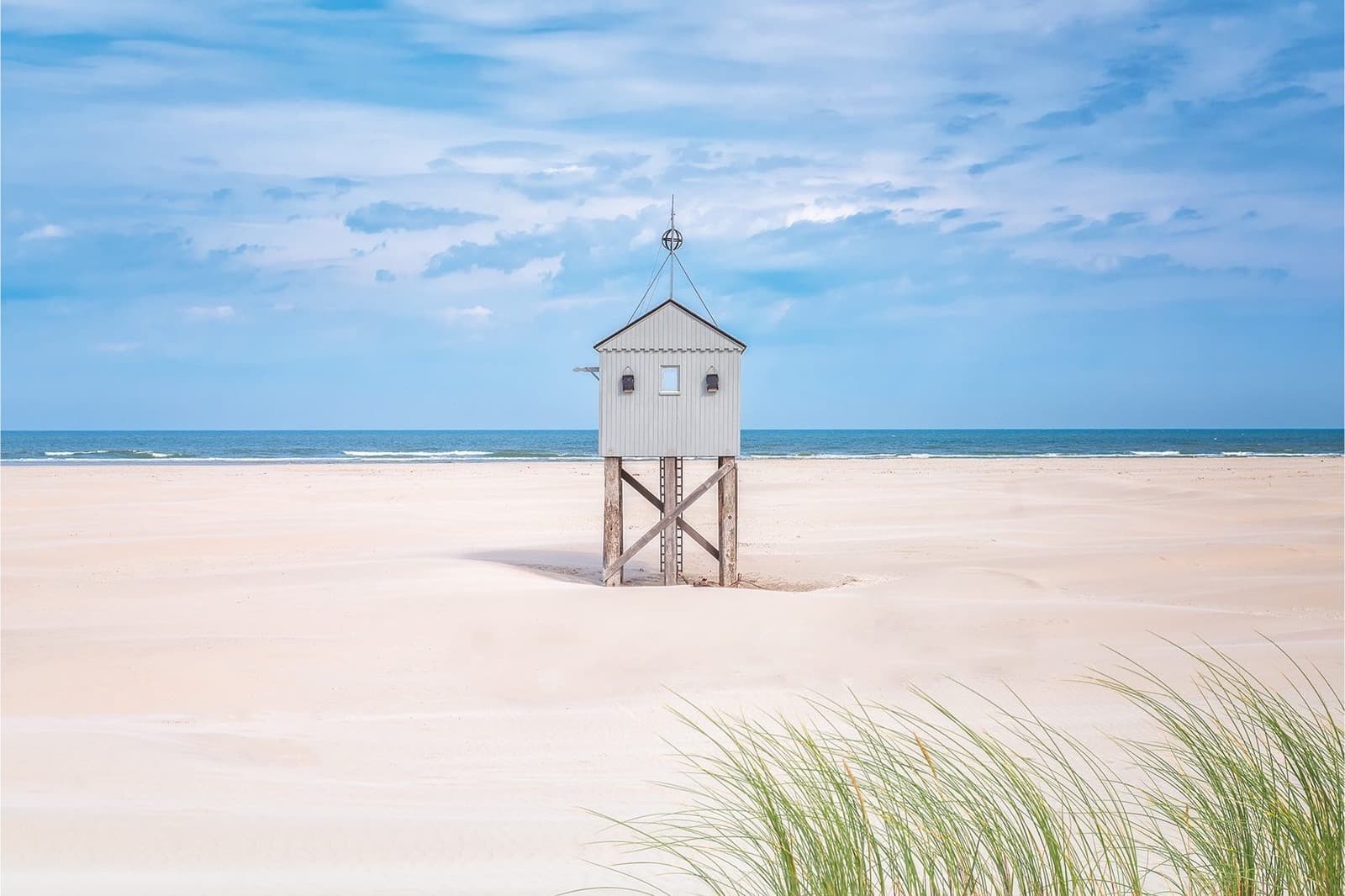 Breed strand Terschelling nabij Elements strandpaviljoen Midsland aan Zee