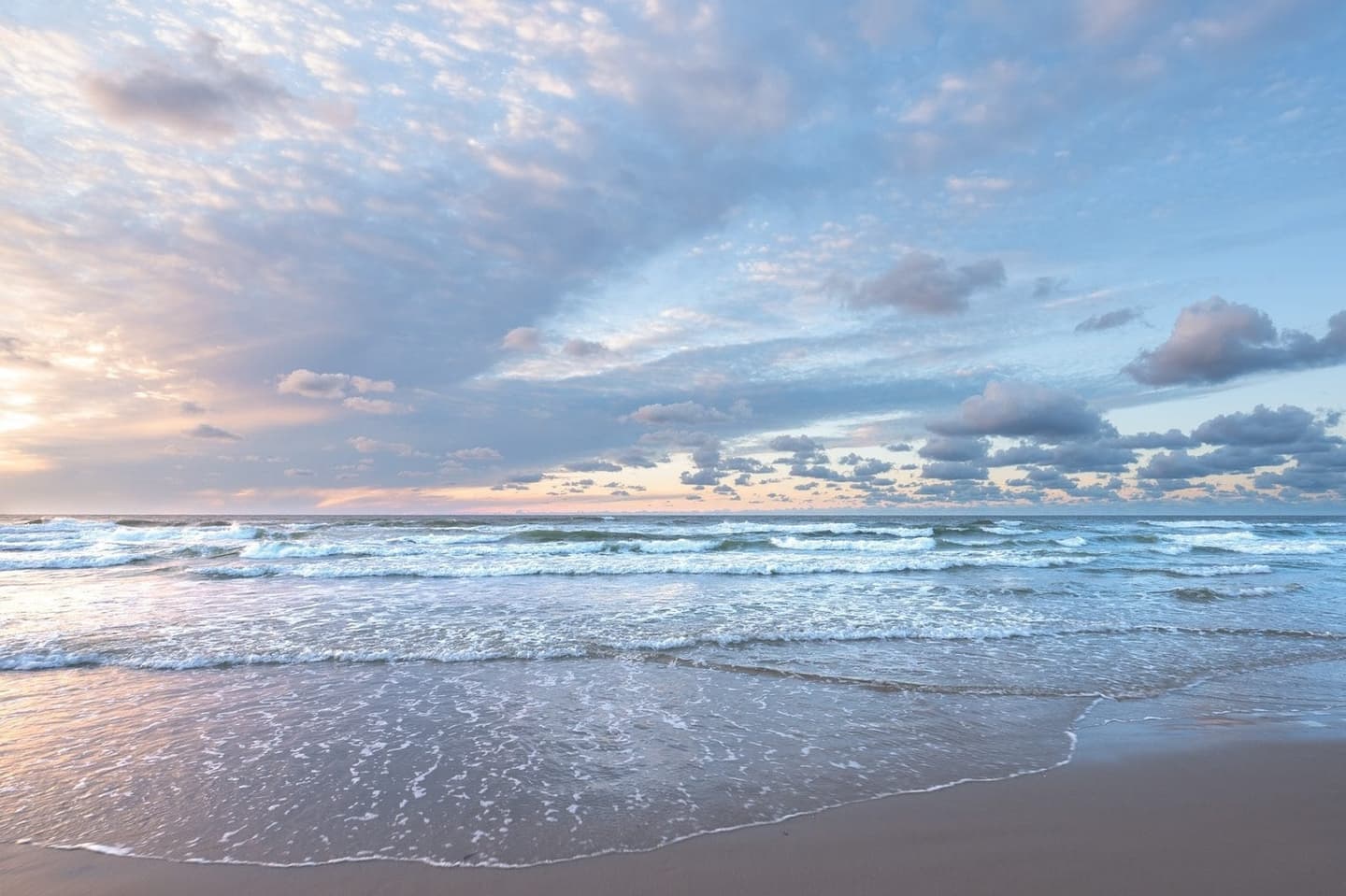 Strand Terschelling bij zonsopgang, vakantie Waddeneiland