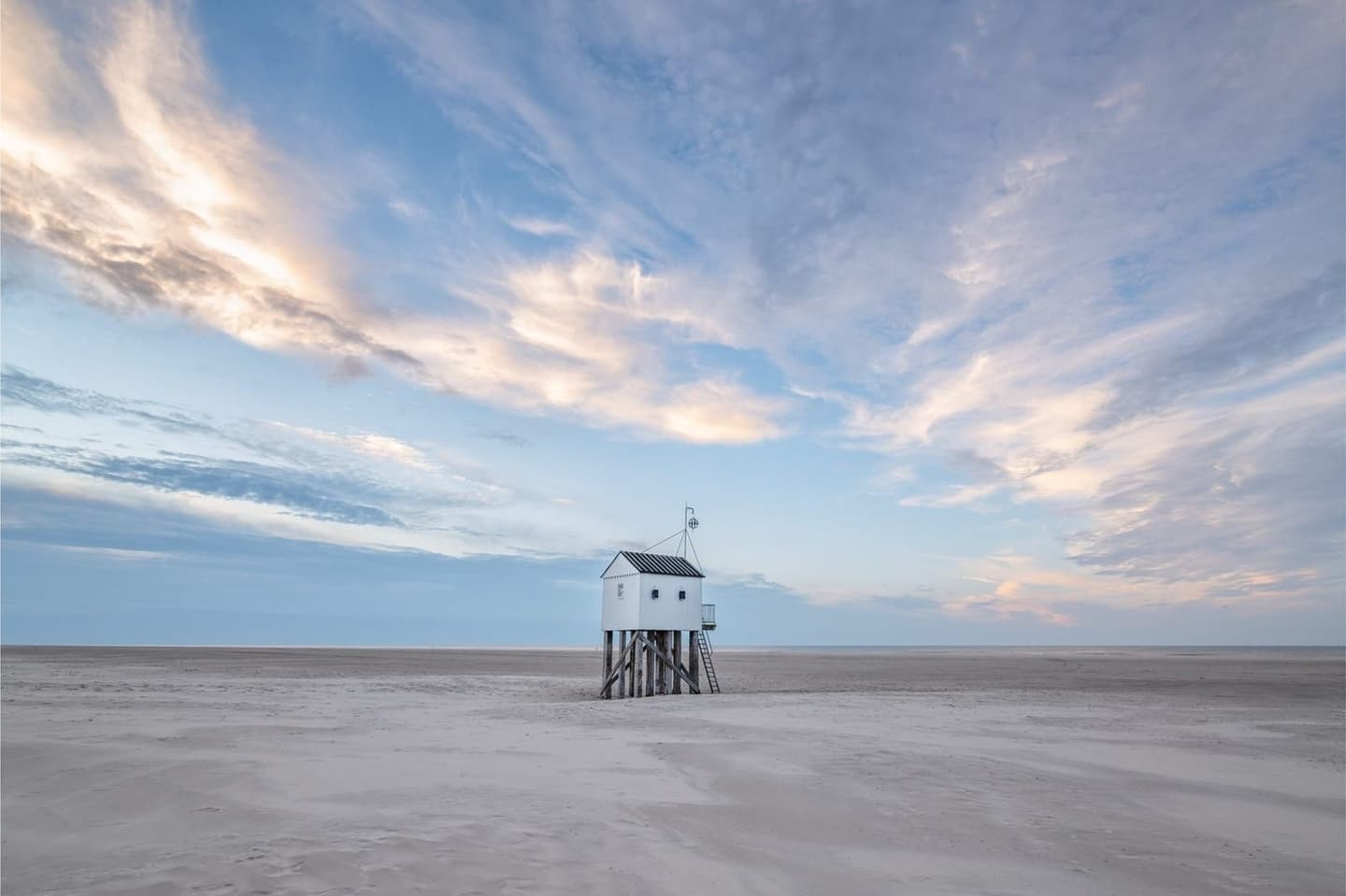 Strand Terschelling bij bewolking, vakantiehuis Duinhuis Waddeneiland