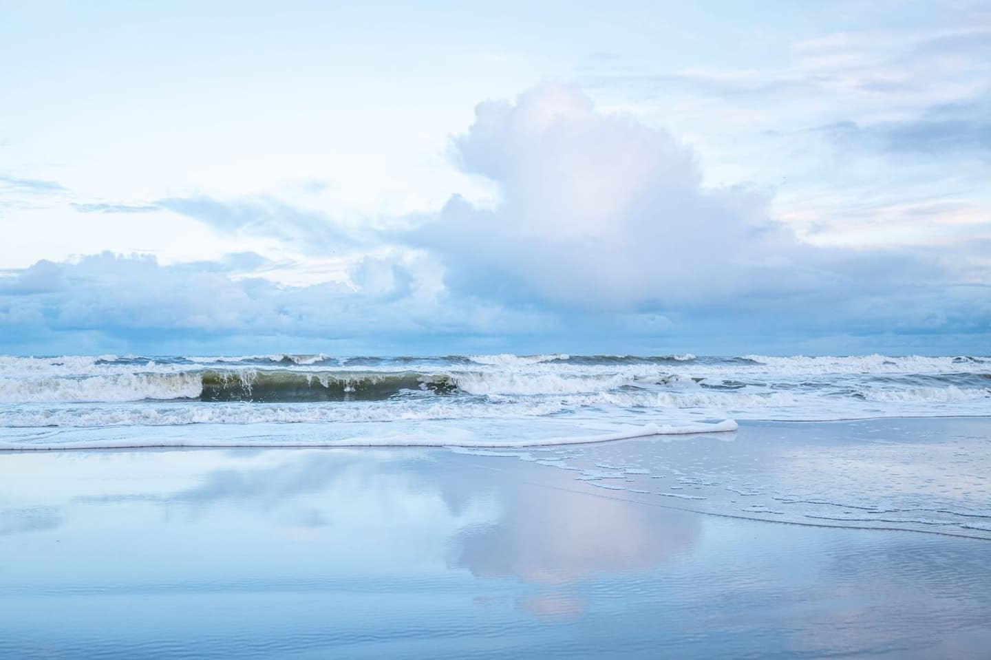 Strand Terschelling bij mooi zomerweer, vakantie Waddeneiland