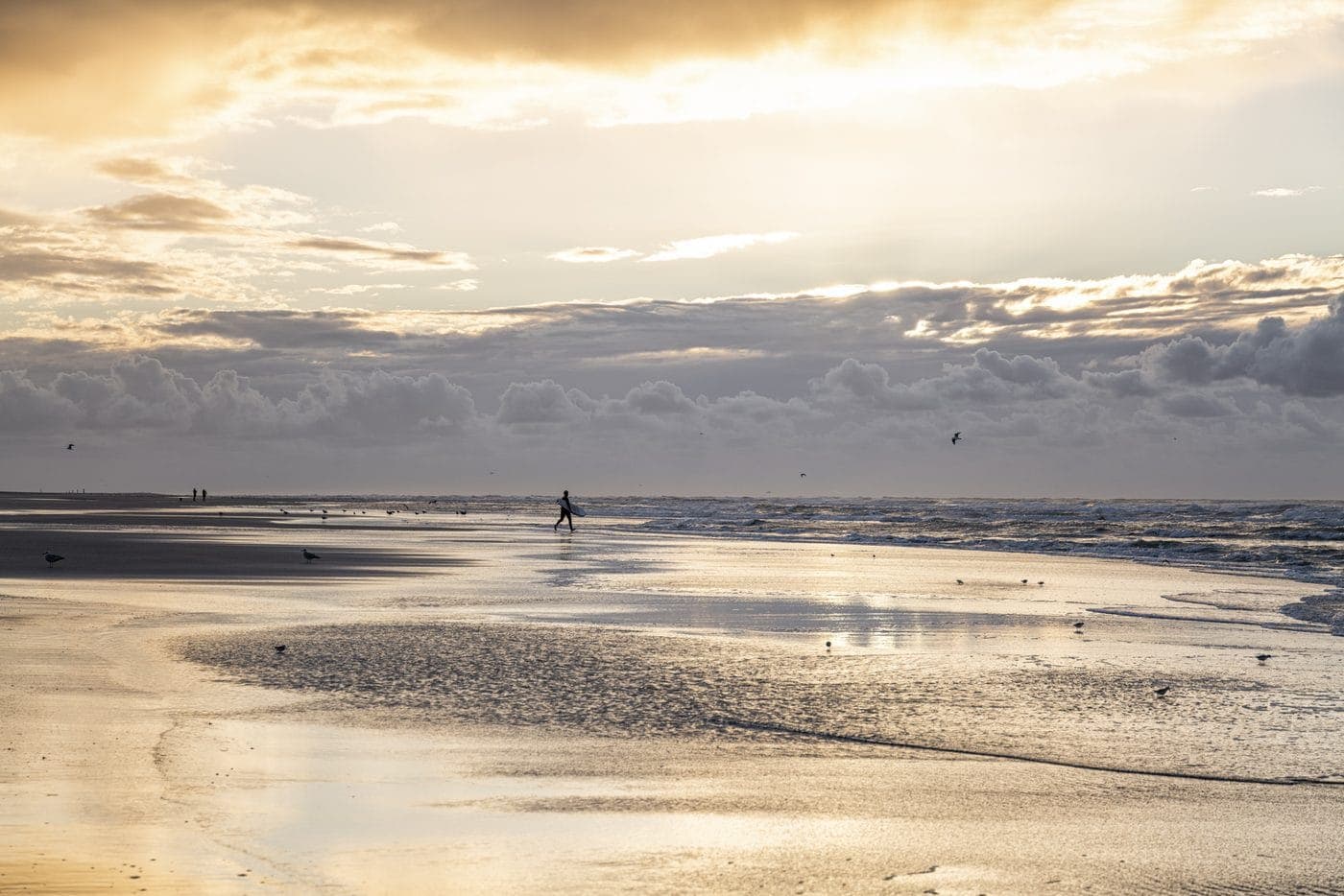 Strand Terschelling bij zonsondergang, Waddeneiland vakantie aan zee