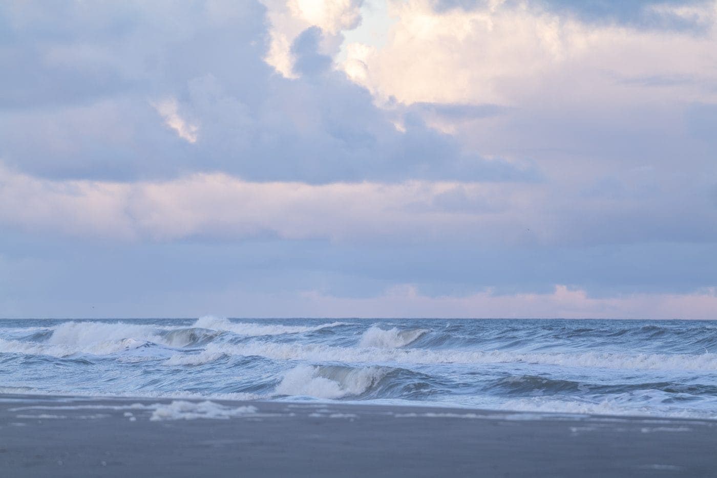 Golven Terschelling bij schemering, strand bij vakantiehuis Duinhuis