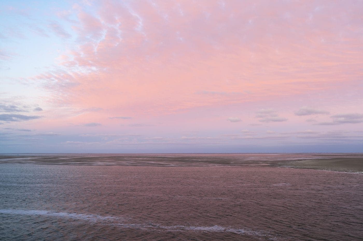Roze schemering boven het Wad Terschelling, Waddeneiland sfeer